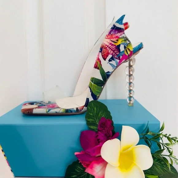 PRIVILEGED ~ Multi-colored w/tropical print and unique, clear sculptural 5” heel - Picture 3 of 9